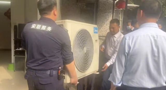 热一看发现：阳台外竟有12台空调外机！凯发K8旗舰厅AG客服广州一居民家里太(图5)